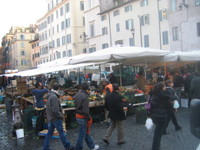 Campo dei Fiori, durante il classico mercato.