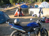 Trovato finalmente un campeggio con una piazzola libera (al sole e senza elettricità) si comincia a montare la tenda...