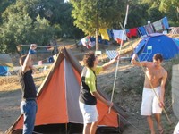 ...piu' tardi, incontrando altri gruppi di ragazzi del campeggio, scopriremo che molti hanno passato il pomeriggio a ghignare guardandoci montare la tenda... chissà perche'... :-))